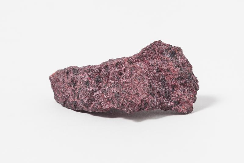 mineral-del-cinabrio-aislado-en-el-fondo-blanco-132006058